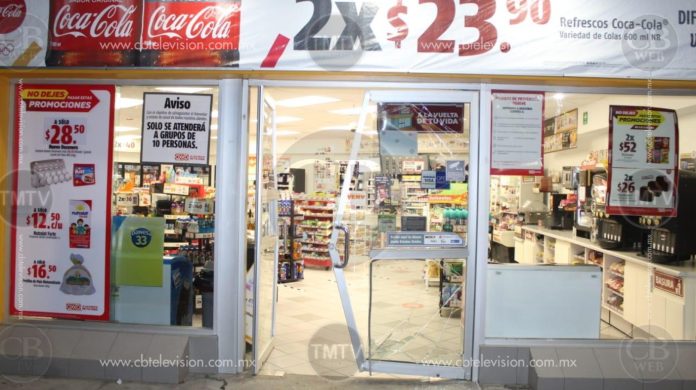 Destruyen puerta de un OXXO para robar 2 “Gansitos” y unas “Chelas”