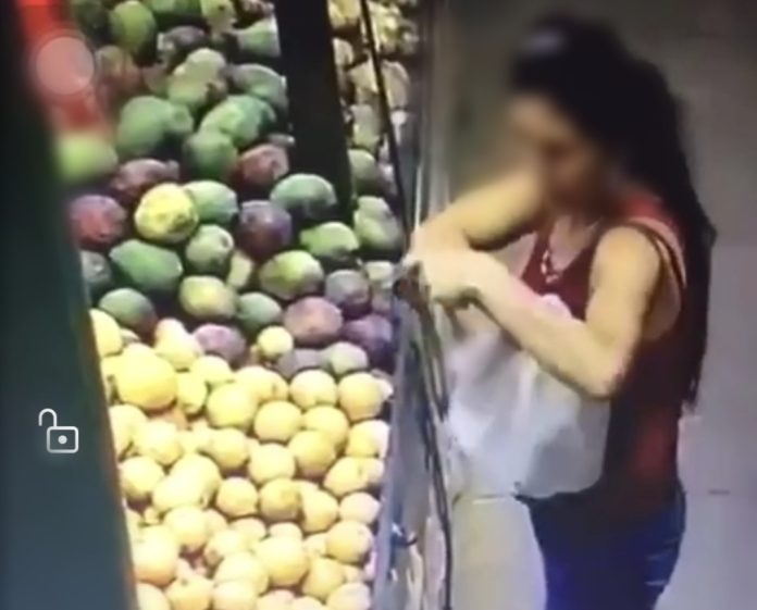Video: Captan a mujer robándole un billete a un niño dentro de un mercado en Michoacán