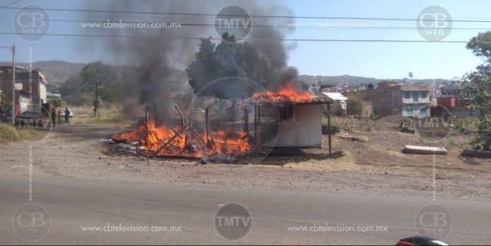 Una vivienda construida de madera y láminas de cartón quedó reducida a cenizas, bomberos de Morelia arribaron a realizar trabajos de enfriamiento.
