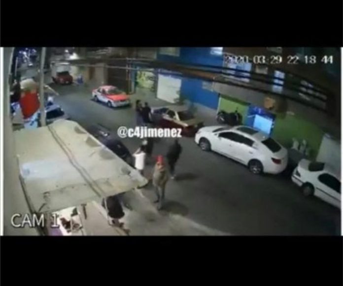 VIDEO (+18): Captan cómo ejecutan a una pareja