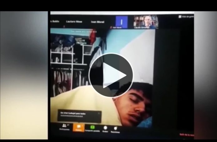 Video: Profesor descubre a su alumno durmiendo durante su clase en línea