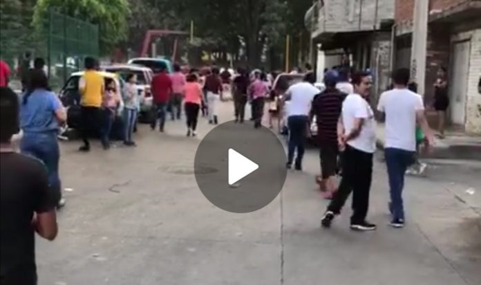 Vecinos de la colonia la Cedrera ubicada en la ciudad de Uruapan, Michoacán corrieron a pedradas a los elementos de la policía local ya que los uniformados les querían suspender una fiesta que habían realizado los mismos colonos.