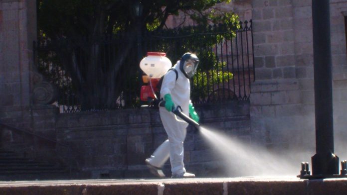 Continúa sanitización en plazas públicas por covid-19