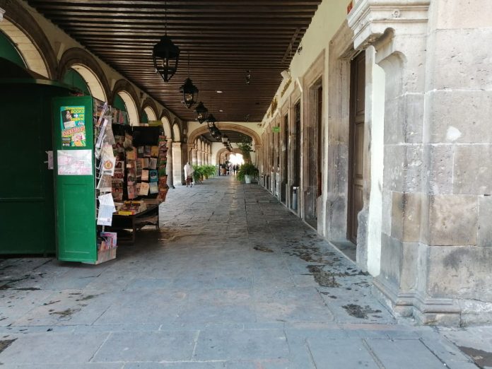 Negocios en los portales del centro comienzan a cerrar sus puertas