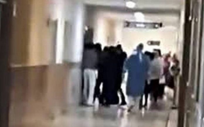 Video: Agreden a personal médico para llevarse a la fuerza un paciente con coronavirus