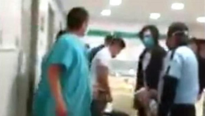 Video: Agreden a personal médico para llevarse a la fuerza un paciente con coronavirus