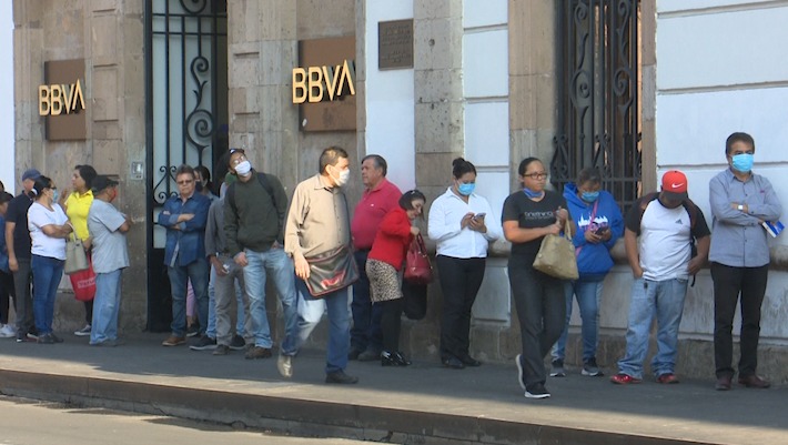 Sin medidas de prevención, continúan largas filas en bancos pese a contingencia Sin medidas de prevención, continúan largas filas en bancos pese a contingencia