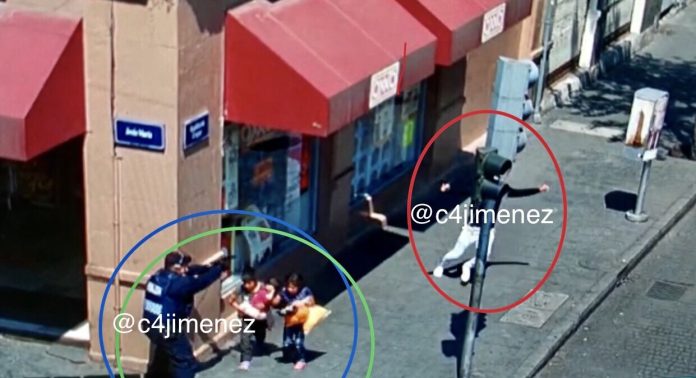 Policía protege a niños de un asaltante que hacía disparos