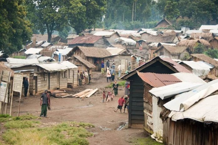 OMS muestra preocupación por países pobres, distanciamiento físico “es casi imposible”