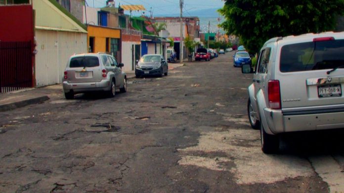 Vecinos hartos de los baches en la colonia Prados Verdes
