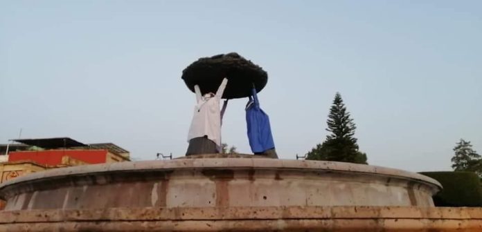 Fuente de Las Tarascas amanecen con batas y cubrebocas