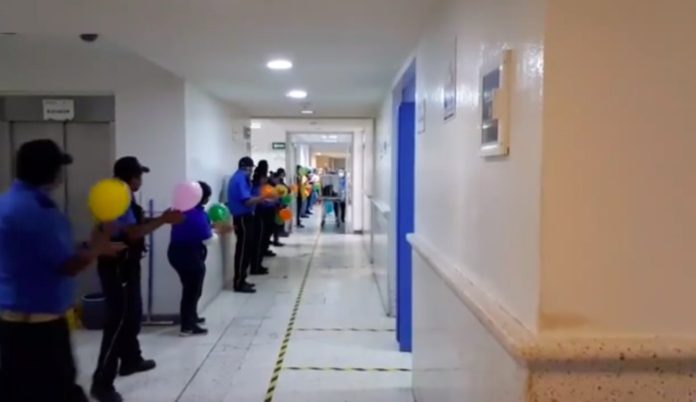 Video: Entre aplausos, dan de alta a abuelito que venció al Covid-19 en Querétaro