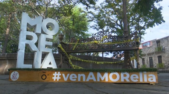 Ciudadanos rompen cintas de precaución en bancas del centro histórico
