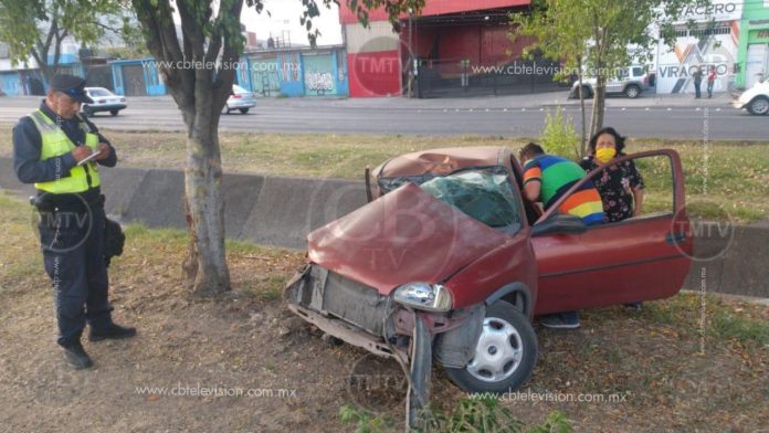 Morelia: Iba a exceso de velocidad y desbarató su auto al chocar con un árbol