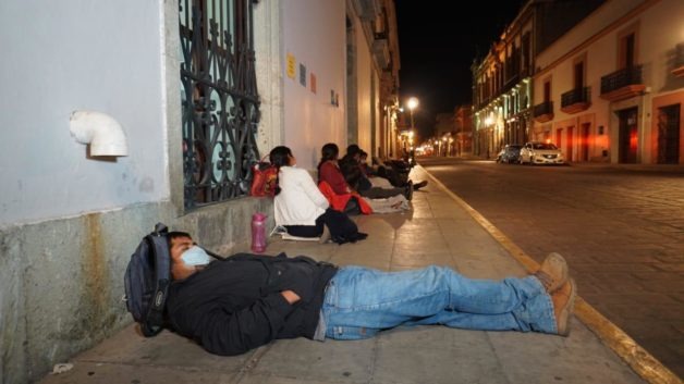 Campesinos oaxaqueños duermen en la calle en espera de recibir apoyos Campesinos oaxaqueños duermen en la calle en espera de recibir apoyos