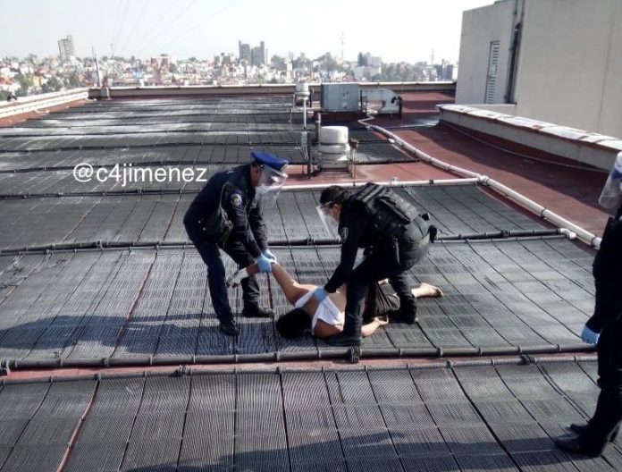 México: Paciente de Covid-19 intenta quitarse la vida; policías lo detienen