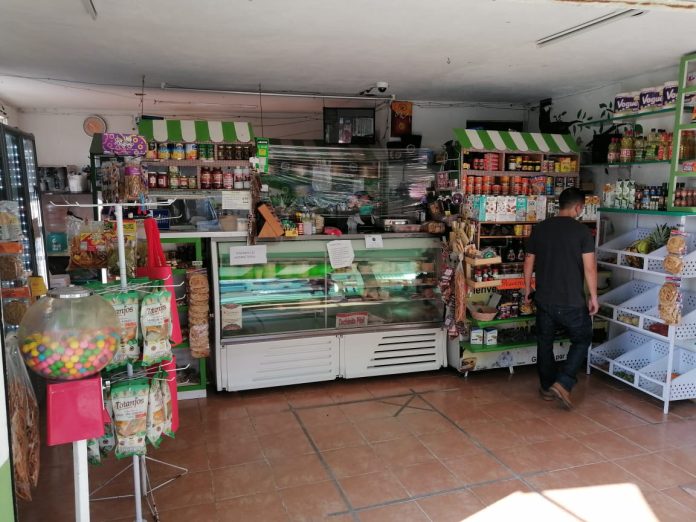 ¡Entérate! Venta de quesos aumenta en contingencia.- No todo es malo para los negocios locales, la economía para esta familia va al alza, pero no en todo, solo en los productos más esenciales, quesos lácteos y algunos otros, esto debido a la contingencia sanitaria por la que atraviesa el municipio.