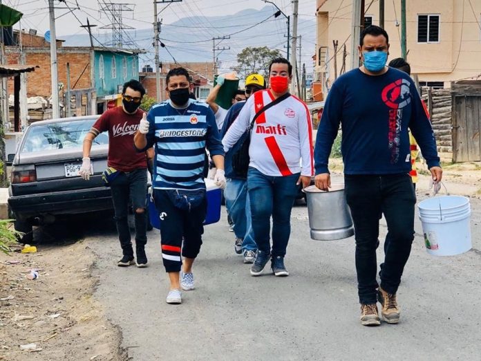 Miembros de la Locura 81 repartieron corundas a 100 familias de escasos recursos