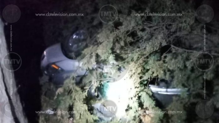 Michoacán: Vehículo se estrella contra un árbol y mueren dos personas