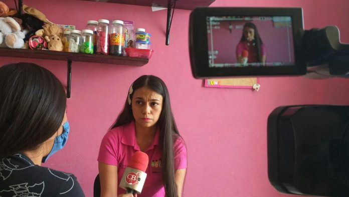 Maestra lleva tareas a casa de sus alumnos que no tienen Internet