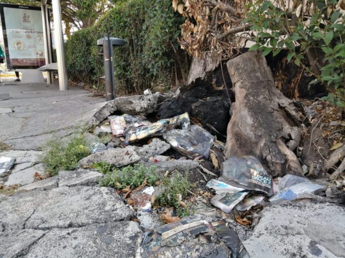 Banqueta fracturada es usada para quemar basura