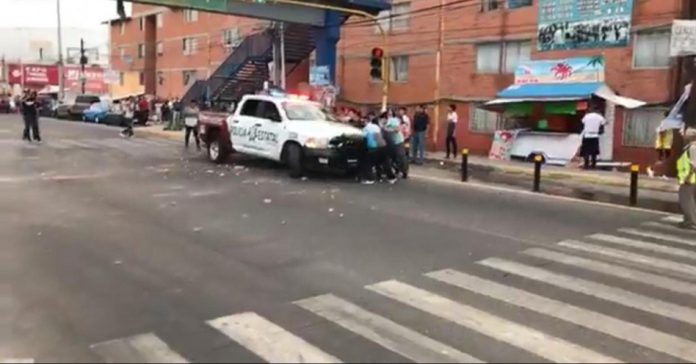 Video: Policías atropellan a un niño de 12 años y vecinos les destrozan la patrulla
