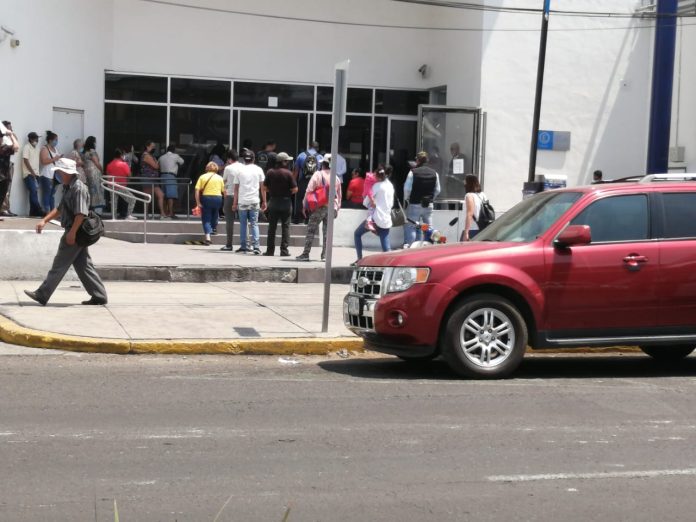 Ciudadanos no respetan la sana distancia en zonas bancarias