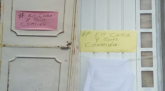 Morelianos se manifiestan pegando letreros afuera de sus casas