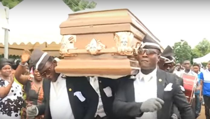 ¿Conocías el origen del meme viral de los africanos bailando con un ataúd en un funeral?; aquí te lo decimos