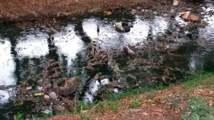 Basura debajo de puente vehicular en el Río ‘Chiquito’