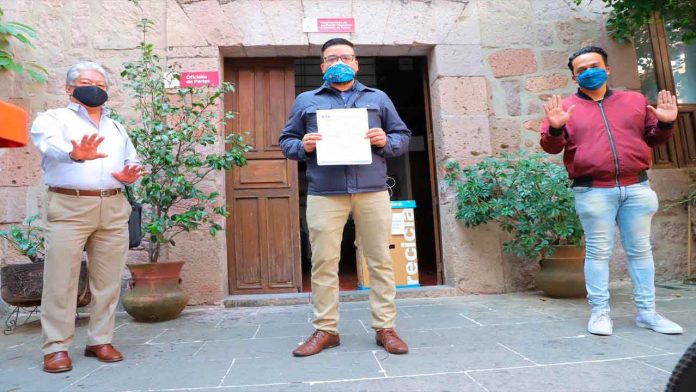 Entregan integrantes de Mano a Mano solicitud al Cabildo de Morelia para condonación de pagos en servicios municipales