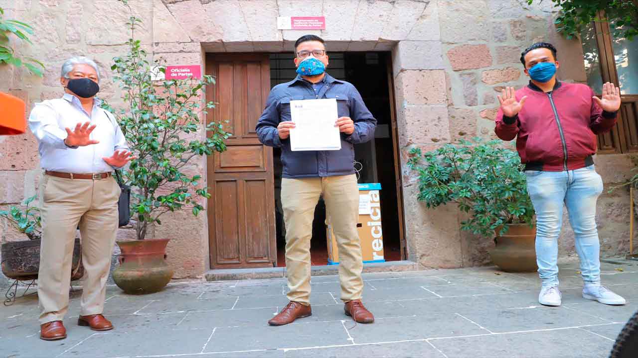 Entregan integrantes de Mano a Mano solicitud al Cabildo de Morelia para condonación de pagos en servicios municipales Entregan integrantes de Mano a Mano solicitud al Cabildo de Morelia para condonación de pagos en servicios municipales
