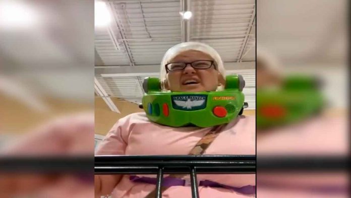 Video viral: Mujer va al supermercado utilizando un casco de Buzz Lightyear