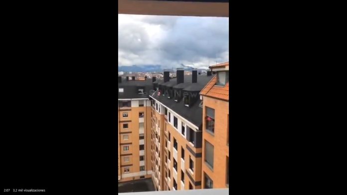 Video: Joven intenta suicidarse y queda suspendida desde un octavo piso de un edificio