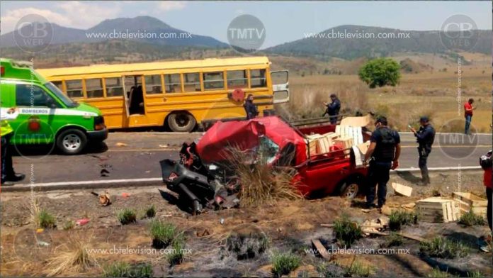 4 heridos deja choque de camión y camioneta en la meseta