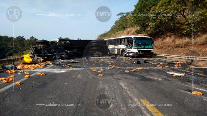 Un muerto, 5 heridos y decenas de pollos en el asfalto deja choque en la siglo XXI
