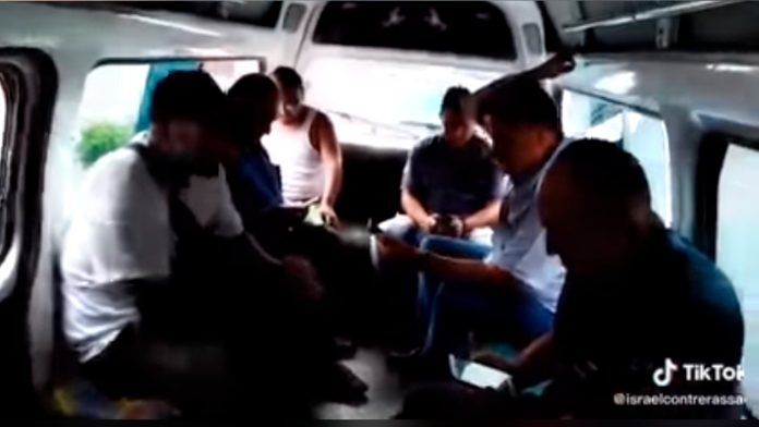 Video viral: ¡Arriba las manos, esto es una sanitización!