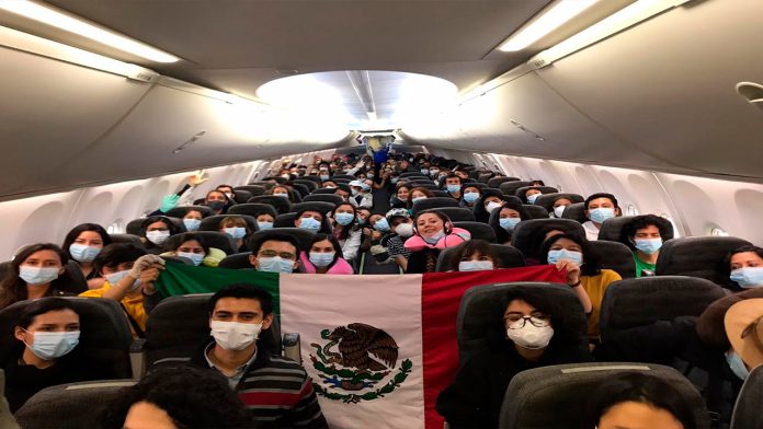 Médicos mexicanos sin poder regresar de Cuba y ninguna autoridad los ha atendido