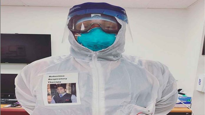 Médico lleva su foto sonriendo en el uniforme para que los enfermos por Covid-19 puedan ver su cara