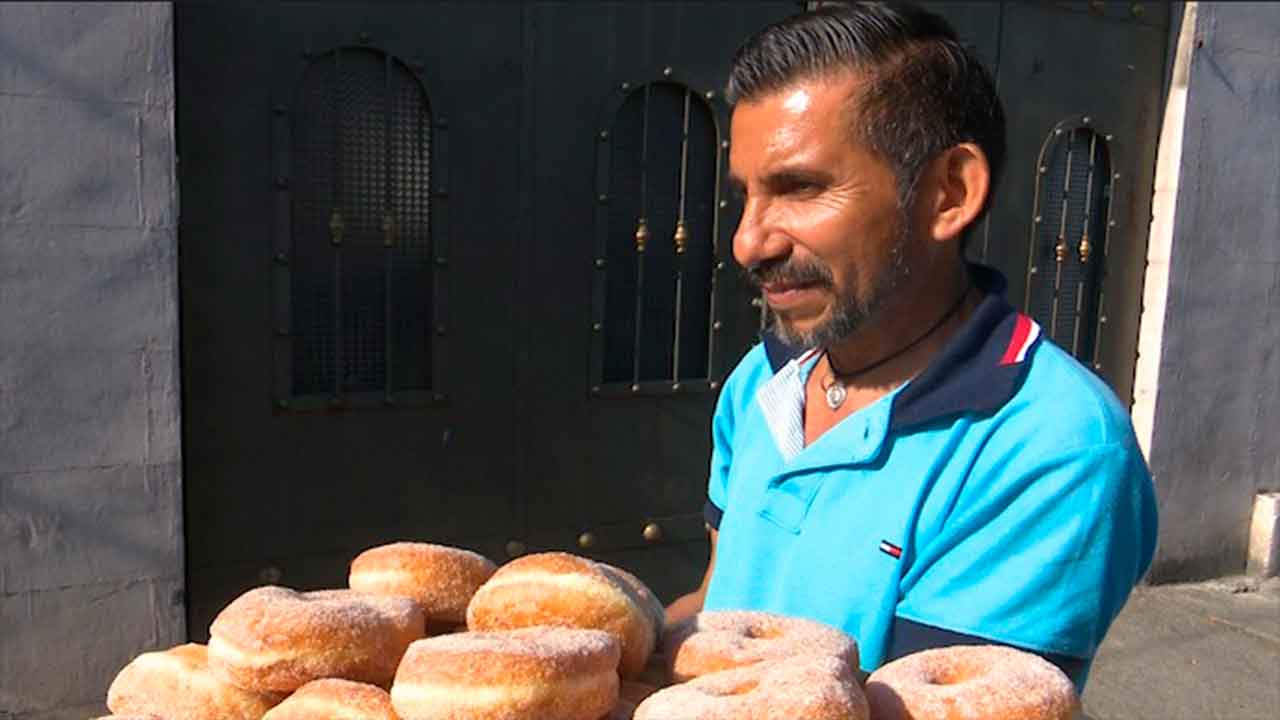 Vender donas es poco, este hombre hace lo posible para salir adelante en esta contingencia Vender donas es poco, este hombre hace lo posible para salir adelante en esta contingencia