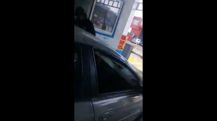 Video: Hombre molesto arma escandalo con empleados en el estacionamiento de un supermercado de Michoacán