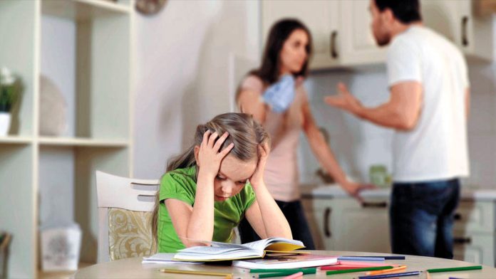 En cuarentena, conflictos entre padres podrían causar problemas emocionales en los hijos.