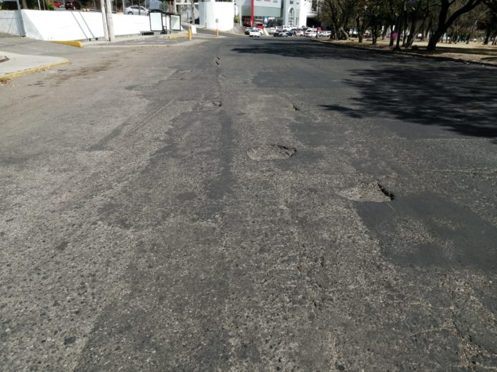 Se forman varios baches en el libramiento Oriente.