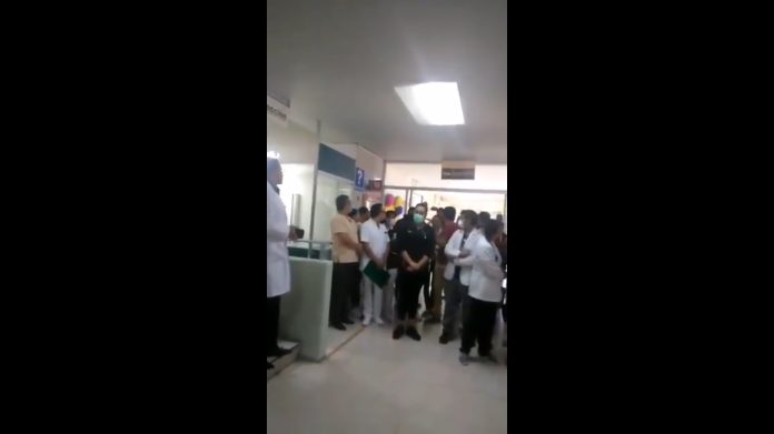 Video: Amenazan con quemar a pacientes infectados de Covid-19 en hospital de Michoacán