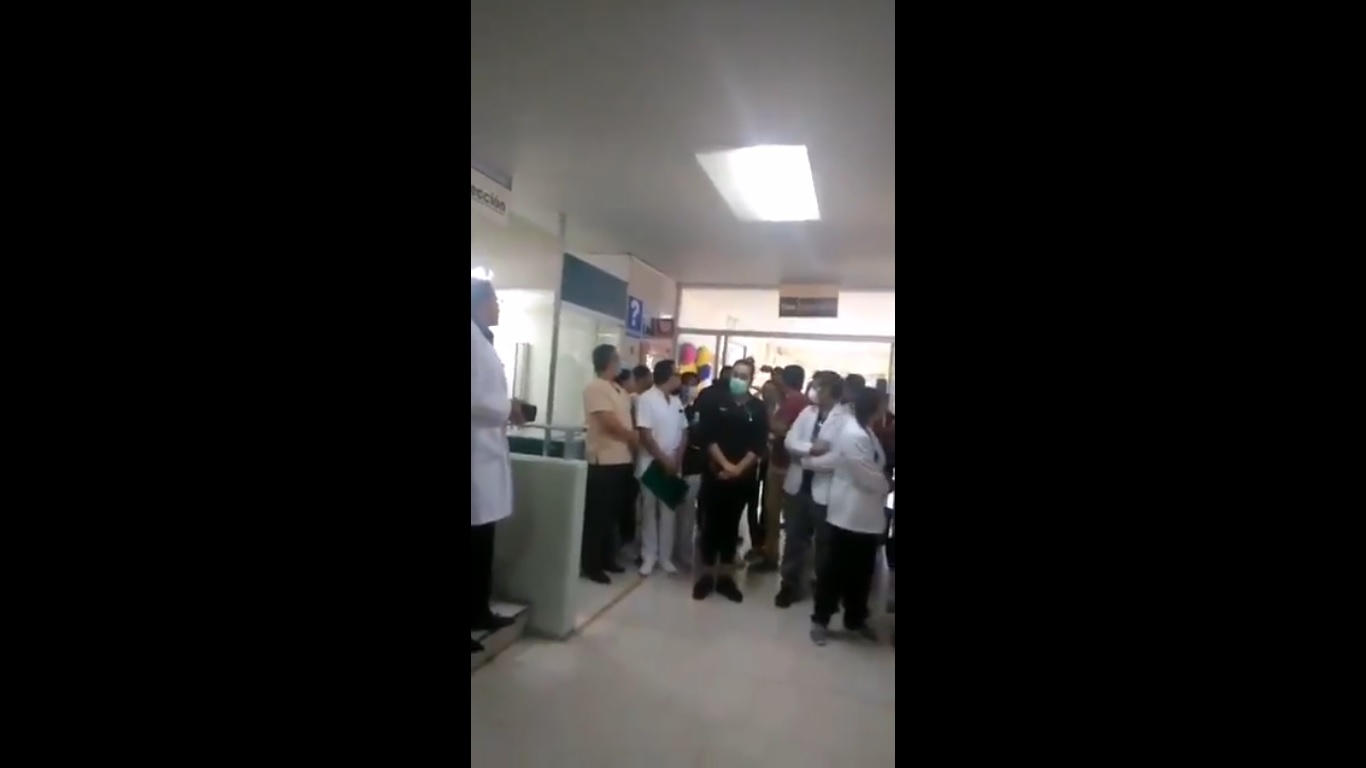 Video: Amenazan con quemar a pacientes infectados de Covid-19 en hospital de Michoacán Video: Amenazan con quemar a pacientes infectados de Covid-19 en hospital de Michoacán
