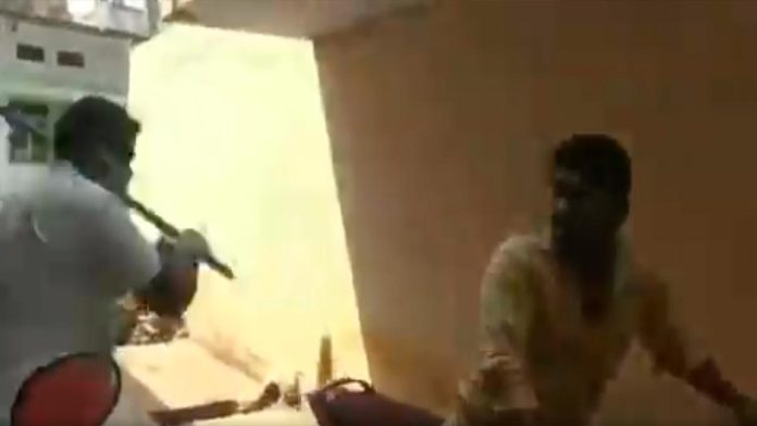 Video viral: Policías dan palazos a quienes no cumplen con la contingencia