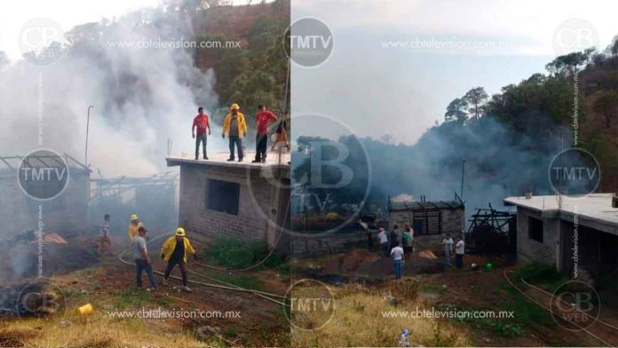 Incendio forestal moviliza a bomberos atrás de un panteón de Tacámbaro