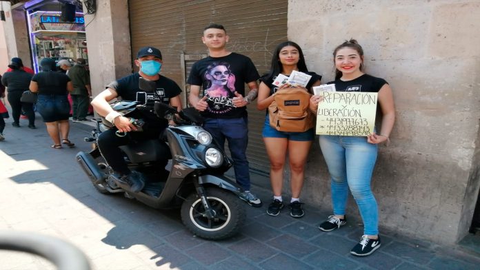Jóvenes tecnológicos realizan reparación de celulares a domicilio debido al Covid-19
