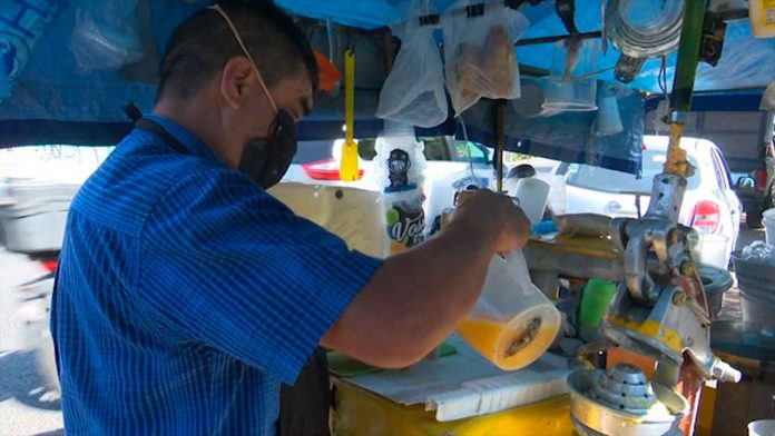La mayoría de los que vendemos aquí vivimos al día, asegura vendedor de jugos
