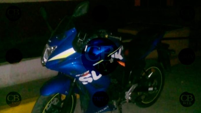 Dos jóvenes se paseaban en una moto robada por calles de Zacapu; la policía los arresta